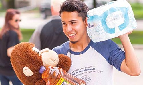 Student carrying items during Move-In Day